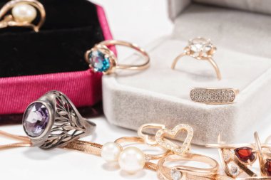 hediye kutuları ile altın yüzük