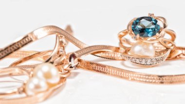 Altın küpe ve yüzük farklı kümeleri 