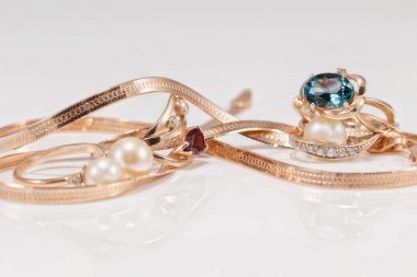 Altın küpe ve yüzük farklı kümeleri 