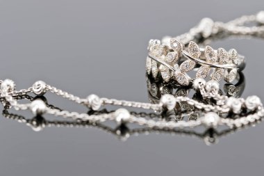 Değerli taşlar ve ince gümüş zincir gümüş yüzük