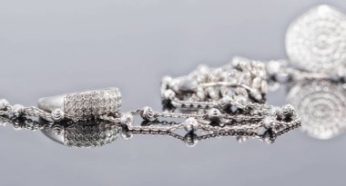 Değerli taşlar ve ince gümüş zincir gümüş yüzük