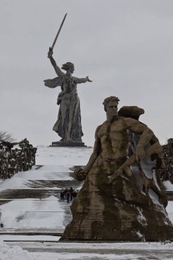 Memorial kompleksi Mamaev Kurgan onuruna bayrakları ile dekore edilmiş
