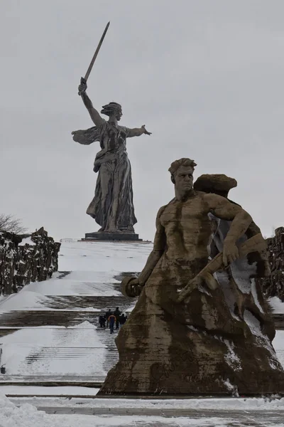 Memorial komplexet Mamaev Kurgan dekorerad med flaggor för att hedra — Stockfoto