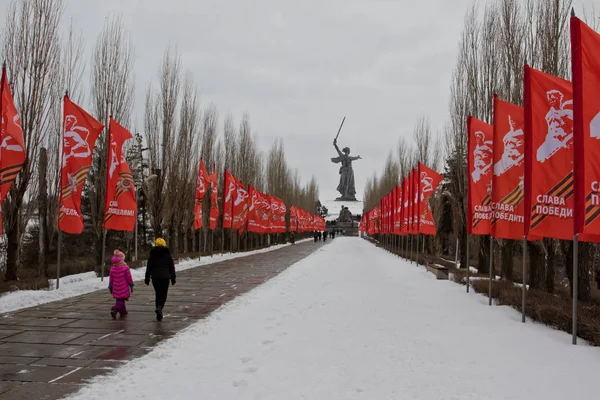 Memorialny kompleks Mamaev Kurgan ozdobione flagi na cześć — Zdjęcie stockowe