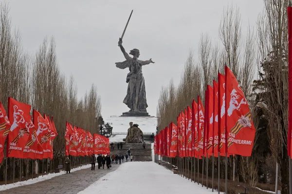Memorialny kompleks Mamaev Kurgan ozdobione flagi na cześć — Zdjęcie stockowe