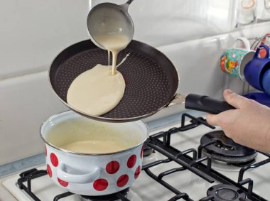 Shrove Salı günü Krep Pişirme