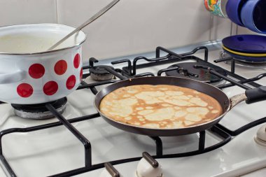 Shrove Salı günü Krep Pişirme