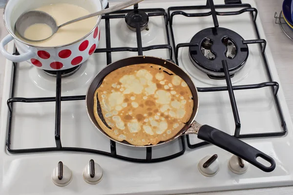 Matlagning pannkakor på Fettisdagen — Stockfoto