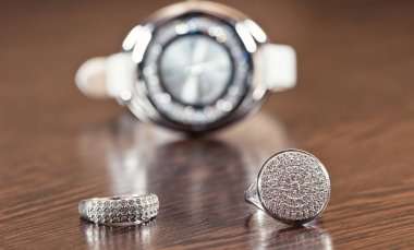 Gümüş Yüzük ve arka plan üzerinde yalan zinciri saatler krom