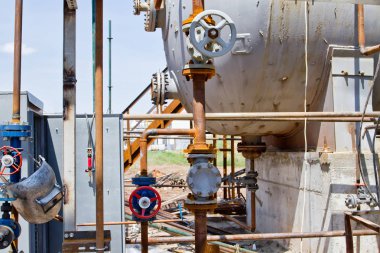 Yer kaynak dışarı taşıyan boru yüklemesinde çalışır