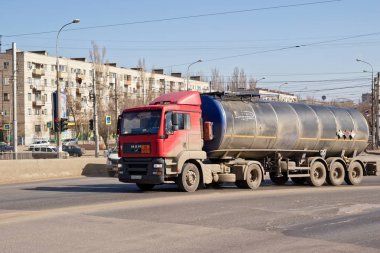  kamyon nakliye petrol ürünleri için bir tank ile Köprü'ye yükselir