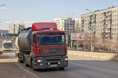  kamyon nakliye petrol ürünleri için bir tank ile Köprü'ye yükselir