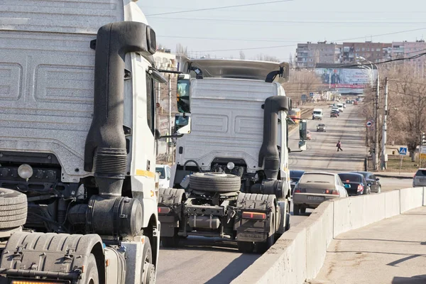 Camiones tractores sin remolques desde el puente a la s —  Fotos de Stock