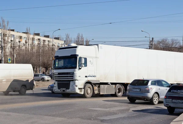 Lastbilar med släp under markisen stiger upp över bron — Stockfoto