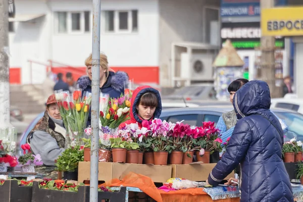 Selling flowers on the streets on the eve of international women — Stock Photo, Image