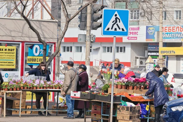 Säljer blommor på gatorna på tröskeln till internationella kvinnor — Stockfoto