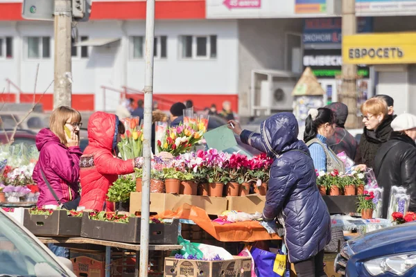 Selling flowers on the streets on the eve of international women — Stock Photo, Image