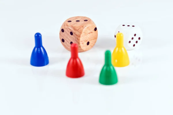 Coloridas piezas de juego y cubos de plástico y madera — Foto de Stock