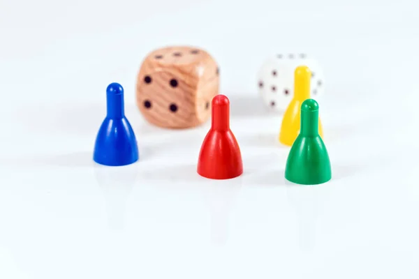 Coloridas piezas de juego y cubos de plástico y madera — Foto de Stock