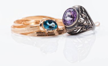 Değerli taşlarla kakmalı altın yüzük