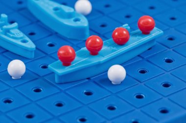 büyük oyuncak uçak gemisi tarafından düşman vurmak