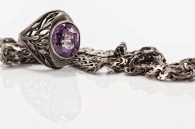 Değerli taşlar ve ince gümüş zincir gümüş yüzük