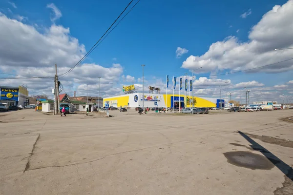 Losgekoppeld van de andere gebouwen van een gebouw van hypermarkt Lenta su — Stockfoto