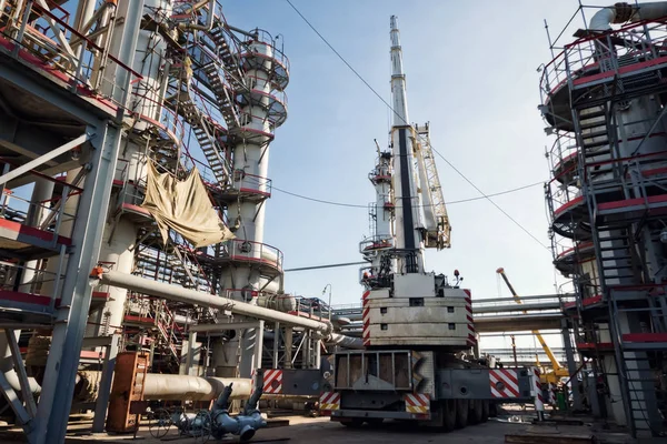 Trabajos de reparación en la refinería por una grúa —  Fotos de Stock