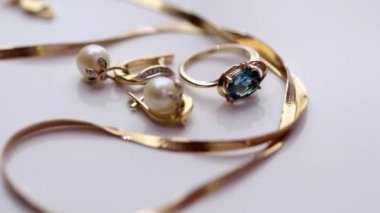 Topaz ve dönen bir stand inci küpe altın yüzük