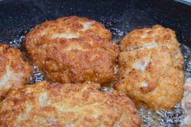 Kıyma bir tavada kızarmış pirzola