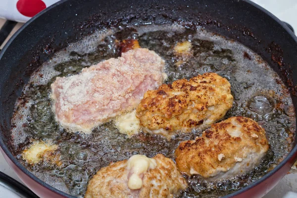 A darált húst egy serpenyőben sült szelet — Stock Fotó