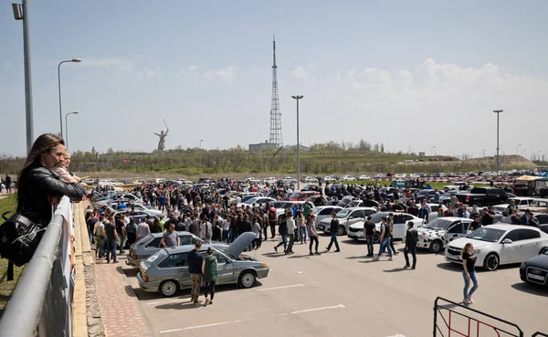 Large number of spectators came to watch the car audio and car t — Stock Photo, Image