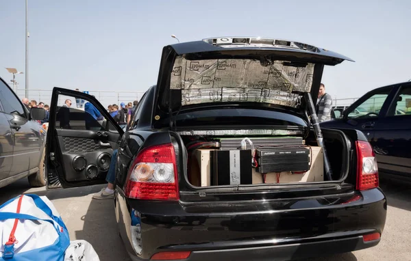 Car with a large number of installed audio speakers and subwoofe — Stock Photo, Image