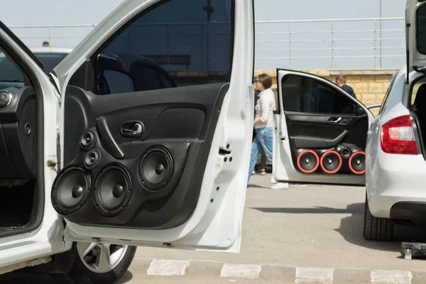 Carro com um grande número de alto-falantes de áudio instalados e subwoofe — Fotografia de Stock