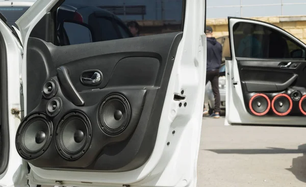 Auto mit einer großen Anzahl installierter Lautsprecher und Subwoofer — Stockfoto