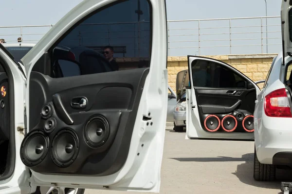Car with a large number of installed audio speakers and subwoofe — Stock Photo, Image