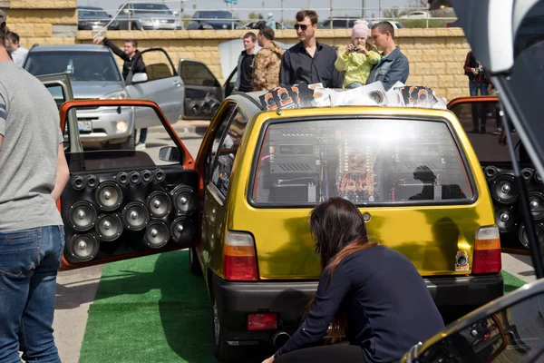 Voiture avec un grand nombre de haut-parleurs audio installés et subwoofe — Photo