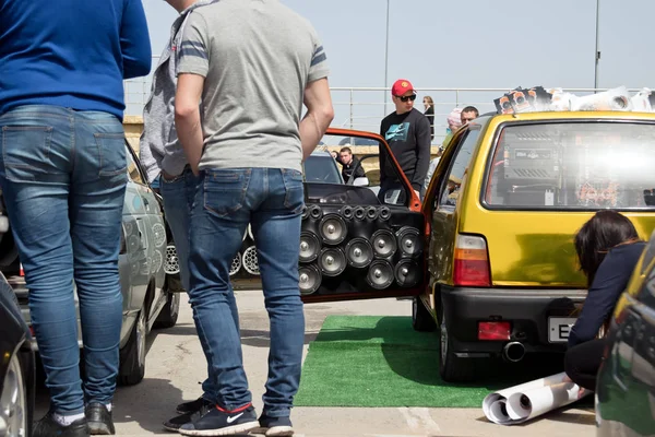 설치 된 오디오 스피커와 subwoofe의 큰 번호와 자동차 — 스톡 사진