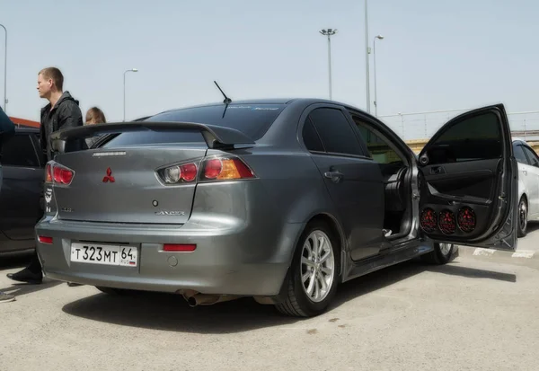 Carro com um grande número de alto-falantes de áudio instalados e subwoofe — Fotografia de Stock