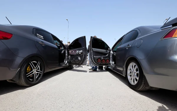 Araba çok sayıda yüklü ses hoparlör ve subwoofe ile