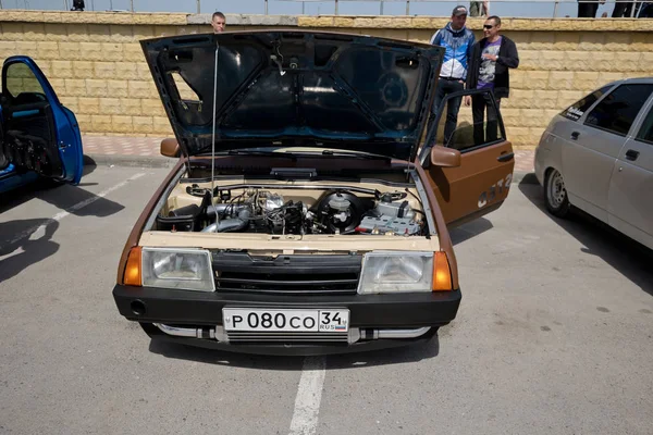 Large number of spectators came to watch the car audio and car t — Stock Photo, Image