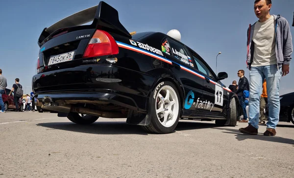 Voiture de sport Mitsubishi Lancer modifiée pour la course de rue à l'ex — Photo