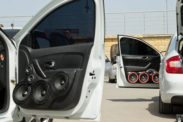 Voiture avec un grand nombre de haut-parleurs audio installés et subwoofe Image En Vente