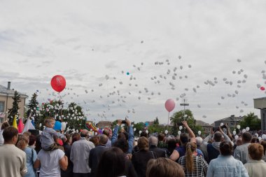 Beyaz balonları vic geçit, göğe yayımlanan binlerce