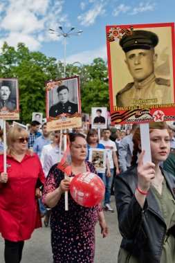 Şehrin ana Meydanı'ölümsüz alayın Mart