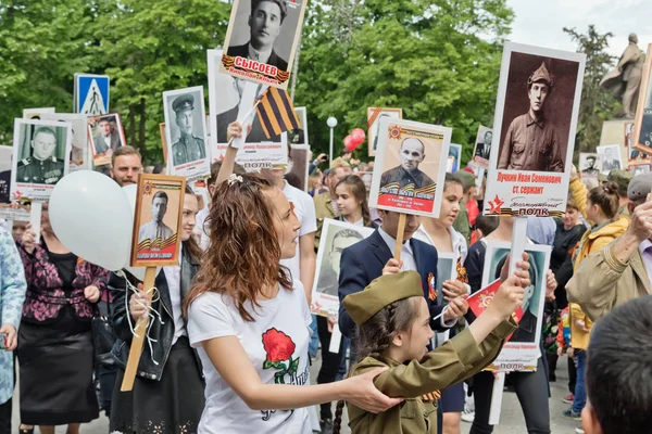 Бессмертный полк марширует на главной площади города — стоковое фото