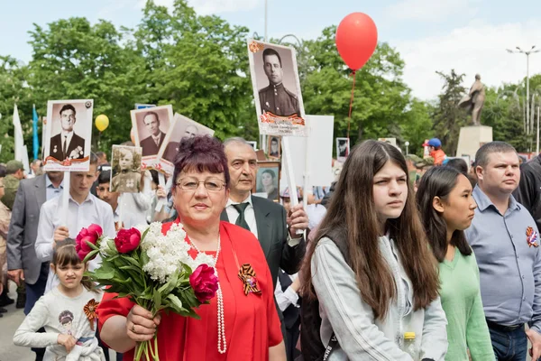 Бессмертный полк марширует на главной площади города — стоковое фото