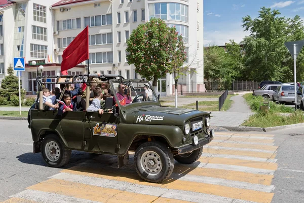 Автомобили, украшенные флагами, разъезжающие по улицам города на празднике — стоковое фото