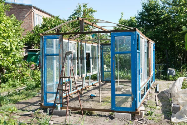 Construcción de un invernadero en el jardín a partir de chatarra — Foto de Stock