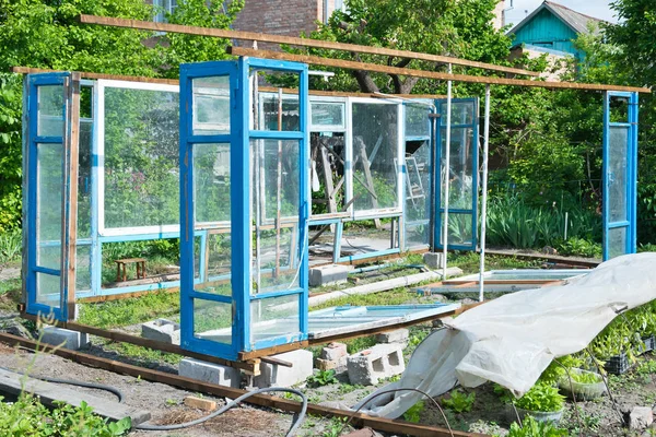 Construcción de un invernadero en el jardín a partir de chatarra — Foto de Stock